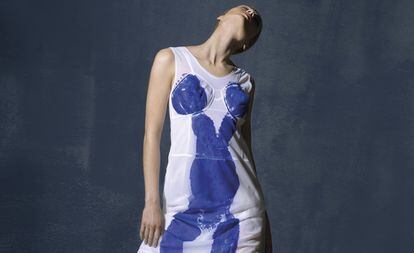 BODY ART
El arte corporal es una disciplina en la que el cuerpo humano sirve como vehículo de expresión.

Vestido sin mangas de tejido tecnológico transparente con estampado azul Klein de Céline. 