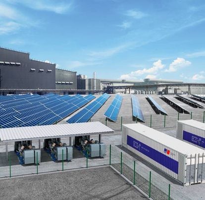 Reconstrucción de un sistema de almacenamiento de energía junto a una planta solar en una zona industrial.