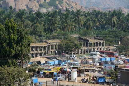 Vista actual de Hampi, antigua capital del imperio Vijayanagara, en la India, que ha inspirado a Rushdie la novela 'Ciudad Victoria'.