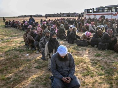 Fuerzas opositoras sirias retienen a combatienes del ISIS, el 22 de febrero.