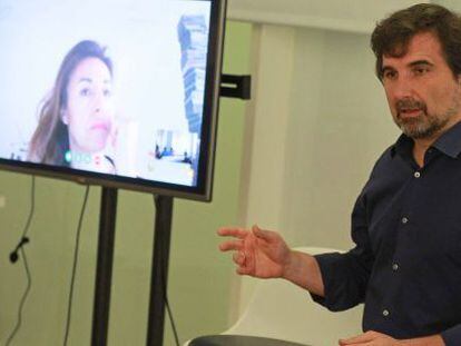 Nacho de Pinedo, consejero delegado de ISDI, ayer junto a la pantalla desde la que intervino por Skype Noelia Fernández, mentora de contenidos de Impact.