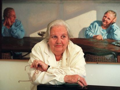 Carmen Balcells, agente literaria, en su casa de Barcelona, ante un retrato pintado que le hizo el artista Gonzalo Goytisolo.