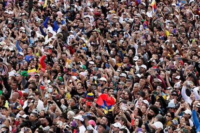 Participantes observan la ceremonia de investidura del presidente Gustavo Petro hoy, en la Plaza Bolívar de Bogotá.
