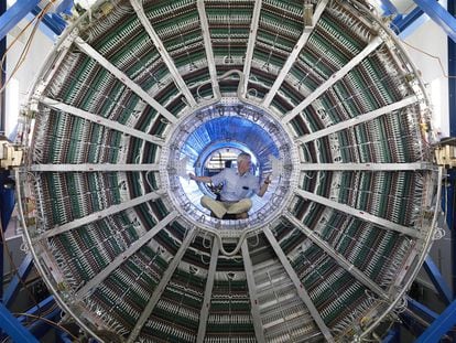 Un técnico analiza el interior de uno de los detectores del LHC, en una imagen de archivo.
