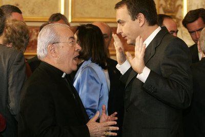 El representante del Vaticano en España, Manuel Monteiro de Castro, habla con Rodríguez Zapatero.