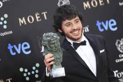 El actor Javier Pereira tras recibir el Goya al "Mejor actor revelación", por su trabajo en la película "Stockholm", financiada por crowdfunding. EFE/Archivo