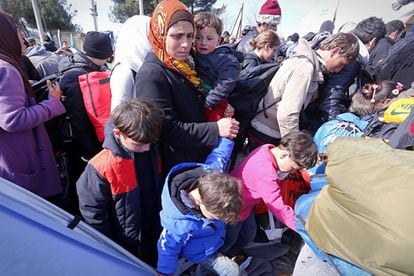 Un grupo de migrantes se preparan para pasar la frontera con Macedonia.