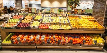 Una zona dedicada a los productos frescos en el Carrefour Market de la calle de Conde Peñalver de Madrid.