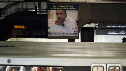 Un cartel en el metro de Washington reclama al presidente Obama que cambie la política hacia Cuba.