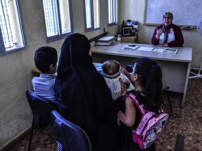 Una familia de Ceuta cuya madre lucha por la nacionalidad española es atendida en el centro Al Ambar por la directora Habiba Abdelkader Mohamed