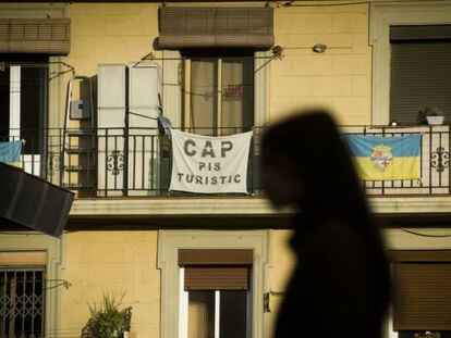Imagen de archivo de un cartel contra pisos tur&iacute;sticos en la Barceloneta.