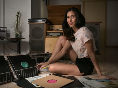 La DJ Isabel Alessandrini, rodeada de sus discos, en Barcelona.