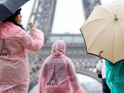 Turistas frente a la Torre Eiffel en Par&iacute;s (Francia).