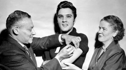 La campaña de vacunación contra la covid-19 ha sido la primera en la historia que ha encontrado en el binomio redes sociales y famosos el mejor altavoz. Pero antes de que esta pandemia irrumpiera en nuestras vidas hubo otras celebridades que posaron, brazo al aire, para recibir un pinchazo que salvaría vidas. Fue el caso de Elvis Presley, vacunado de la polio en 1956 en el programa 'The Ed Sullivan Show' frente a millones de espectadores, en un acto que disparó la vacunación entre los adolescentes en los siguientes seis meses.