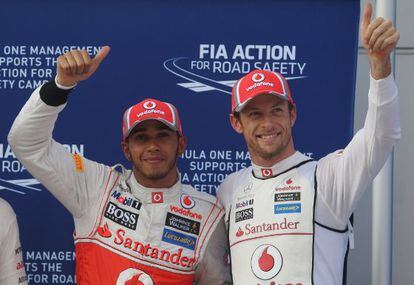 Hamilton y Button celebran el resultado de McLaren en la 'pole'.