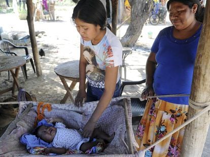 Una mujer atiende a su hijo en la comunidad wichí de San Luis, ubicada en un recodo del río Pilcomayo en el extremo noreste de Salta, en diciembre de 2016.