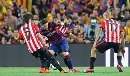 Messi rodeado de defensas del Athletic
