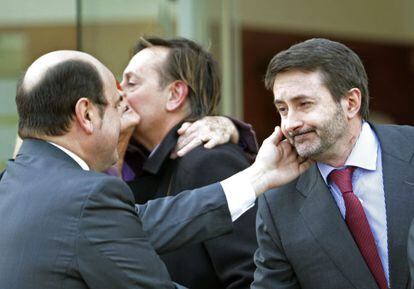 El presidente del PNV, Andoni Ortuzar, recibe el pésame del presidente de Petronor Josu Jon Imaz, ex presidente del partido y ex consejero del Gobierno vasco.