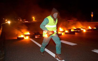 Varios piquetes en Vigo cortaron el trafico en la autovia A-55 quemando unas ruedas durante 1 hora hasta que los bomberos y la guardia civil restablecieron el trafico.
