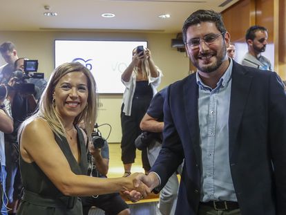 Los portavoces del PP y de Vox en el Parlamento aragonés, Ana Alós y Alejandro Nolasco, tras firmar este viernes su pacto de gobierno en esa comunidad.