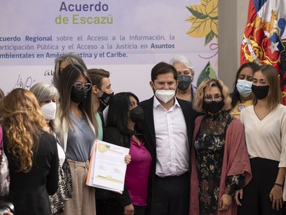 El presidente de Chile, Gabriel Boric, junto a un grupo de activistas medioambientales en un acto en el Palacio de La Moneda, el pasado 18 de marzo.