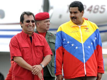 Ad&aacute;n Ch&aacute;vez, hermano del fallecido Hugo Ch&aacute;vez, con Nicol&aacute;s Maduro, en 2013.