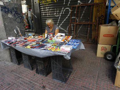 Una vendedora ambulante en una calle de Atenas