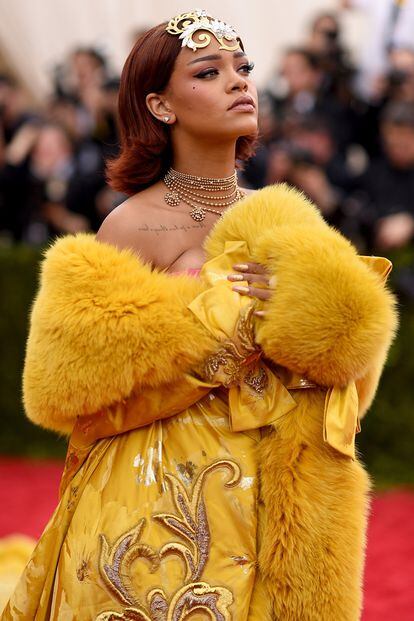 Rihanna apostó por un maquillaje muy sencillo (no necesitaba más). Eyeliner, pestañas infinitas, labios nude y una recién estrenada melenita cobriza la hicieron brillar.