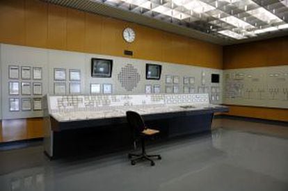 Vista general de la sala de control en la que culmina la visita a la central nuclear austriaca de Zwentendorf. 
