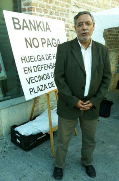 Julio Setién, con el cartel que denuncia la situación.
