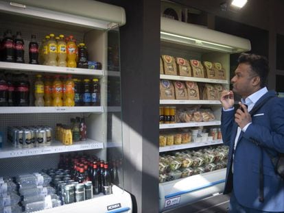 Un congresista ante un puesto de comida en una terraza del Mobile.