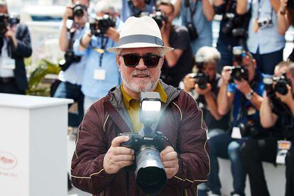 Pedro Almodóvar, bromeando con la prensa, ejerció de fotógrafo.