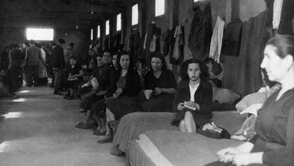 Secci&oacute;n de mujeres en las barracas del campo de Rivesaltes en 1941.  