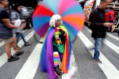 Miles de personas participan en el Desfile del Orgullo Homosexual en la Avenida Paulista de Sao Paulo (Brasil).