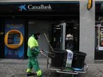 Una oficina de Caixabank en Madrid, a 22 de abril de 2021, en Madrid (España). La dirección de CaixaBank planteó hace dos días el despido de 8.291 personas (el 18% de la plantilla) y el cierre de 1.534 oficinas (el 27% de la red actual). Esto supondría la reestructuración de mayor envergadura realizada hasta el momento en el sector bancario español, según fuentes de la reunión consultadas por Europa Press. El banco ha descartado las prejubilaciones y tratará de que las salidas se produzcan con arreglo a la máxima voluntariedad y la meritocracia.
22 ABRIL 2021;CAIXABANK;BANKIA;ERE;DESPIDO;TRABAJO;OFICINAS;BANCA;BANCO;CAIXA
Isabel Infantes / Europa Press
22/04/2021