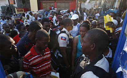 Decenas de personas esperan en Haití para coger el autobús con rumbo a Santo Domingo.