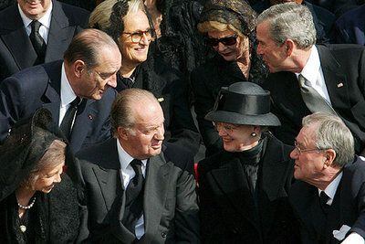 Los reyes de España conversan con los monarcas de Dinamarca mientras George W. Bush saluda al presidente francés, Jacques Chirac, y a su esposa.
