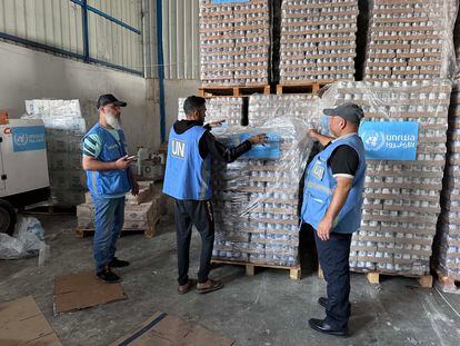 Trabajadores de la Agencia de las Naciones Unidas para los Refugiados Palestinos (UNRWA) preparan ayuda médica para su distribución en un almacén en Deir Al-Balah (Gaza), el 4 de noviembre de 2023.
