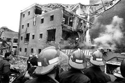 Unos bomberos, ante el cuartel de la Guardia Civil destruido por la explosión del artefacto