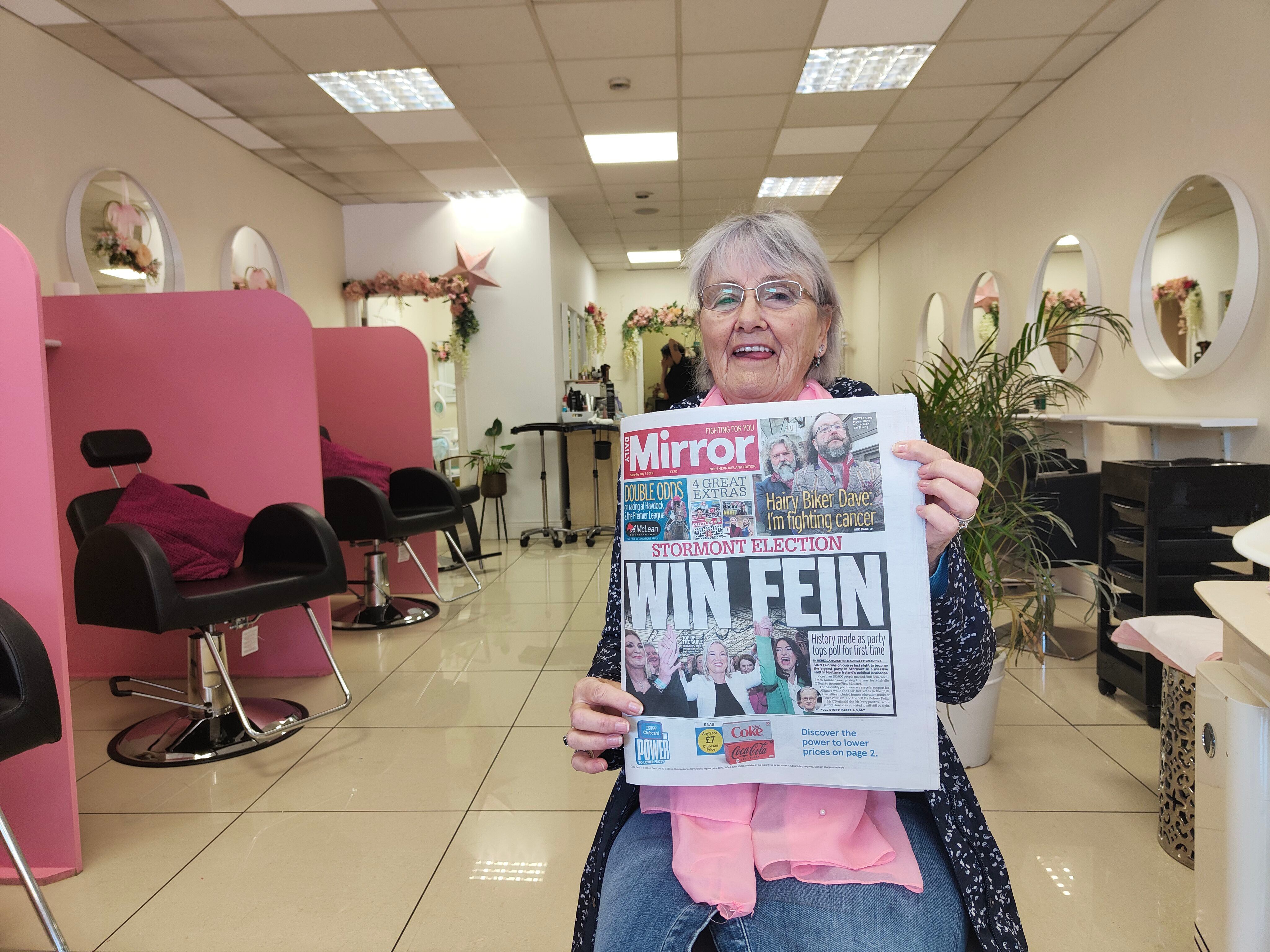 Kate Osborne enseña este sábado la portada con la victoira del Sinn Féin, en una peluquería de Belfast.