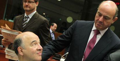 Luis de Guindos saluda al ministro de Econom&iacute;a de Francia, Pierre Moscovici. 