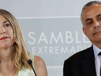 La presidenta del PP de Extremadura, María Guardiola, y el portavoz de Vox en la Asamblea, Ángel Pelayo Gordillo, durante una rueda de prensa posterior a la firma del acuerdo para gobernar en coalición.