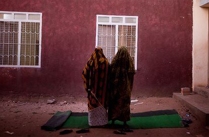 Dos mujeres rezan en el esterior de una mezquita de la localidad de Juba