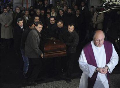 Amigos y familiares llevan el féretro con los restos mortales de Ignacio Uria.