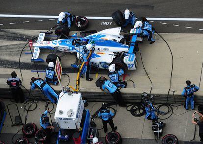 Marco Andretti realiza una parada en box.