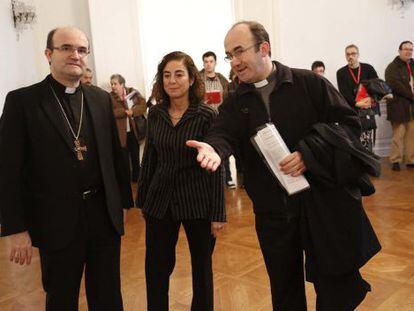 Munilla (a la izquierda) y la consejera Uriarte, en la inauguración del simposio sobre la asignatura de Religión en San Sebastián.