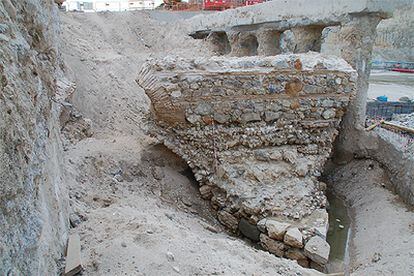 Restos del antiguo puente de Segovia, encontrados a unos 95 metros al norte del actual.