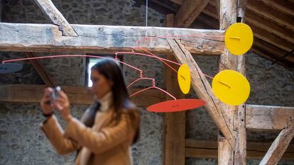En la imagen la pieza 'Trois soleils jaunes', Alexander Calder, de 1965, en la exposición en Chillida Leku.