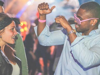 J&oacute;venes bailan en una discoteca de Nueva York. 