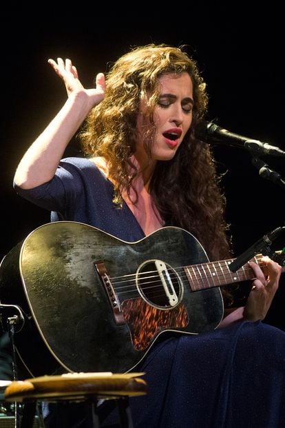 Silvia Pérez Cruz. La gerundense, quien fuera miembro de Las Migas, no ha parado quieta en los últimos años. Ha cantado un sinfín de géneros musicales, incluido el flamenco. Aunque su primer disco en solitario, 11 de noviembre, lo lanzó en 2012, muchos empezaron a conocerla en realidad con aquel Granada (también junto a Refree) de 2014 en el que versionaban desde a Édith Piaf a Morente. En 2017 se quedó a las puertas de ganar el Goya a actriz revelación por su papel en Cerca de tu casa, aunque sí que consiguió el de Canción Original por Ai, ai, ai. Su discurso de agradecimiento instantáneamente se hizo viral: entonó No hay tanto pan, uno de los temas pertenecientes a este musical que trata sobre los desahucios que ocurrieron y siguen tristemente ocurriendo en nuestro país. “Te roban y te gritan, y lo que no tienes también te lo quitan. No hay tanto pan, pan, pan… / Y es indecente, es indecente, gente sin casa, casas sin gente. Es indecente. No, no hay tanto pan. No hay tanto pan”. Versos tan reales que duelen.